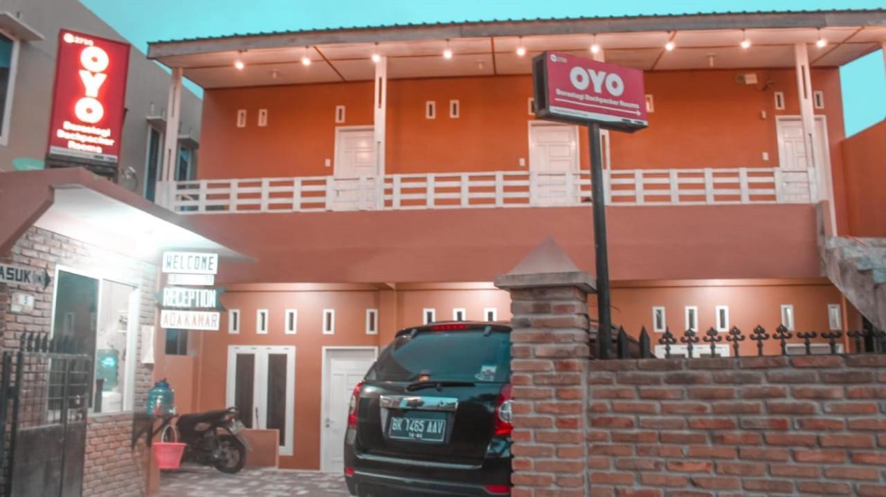 Oyo Flagship 2799 Berastagi Backpacker Rooms Luaran gambar